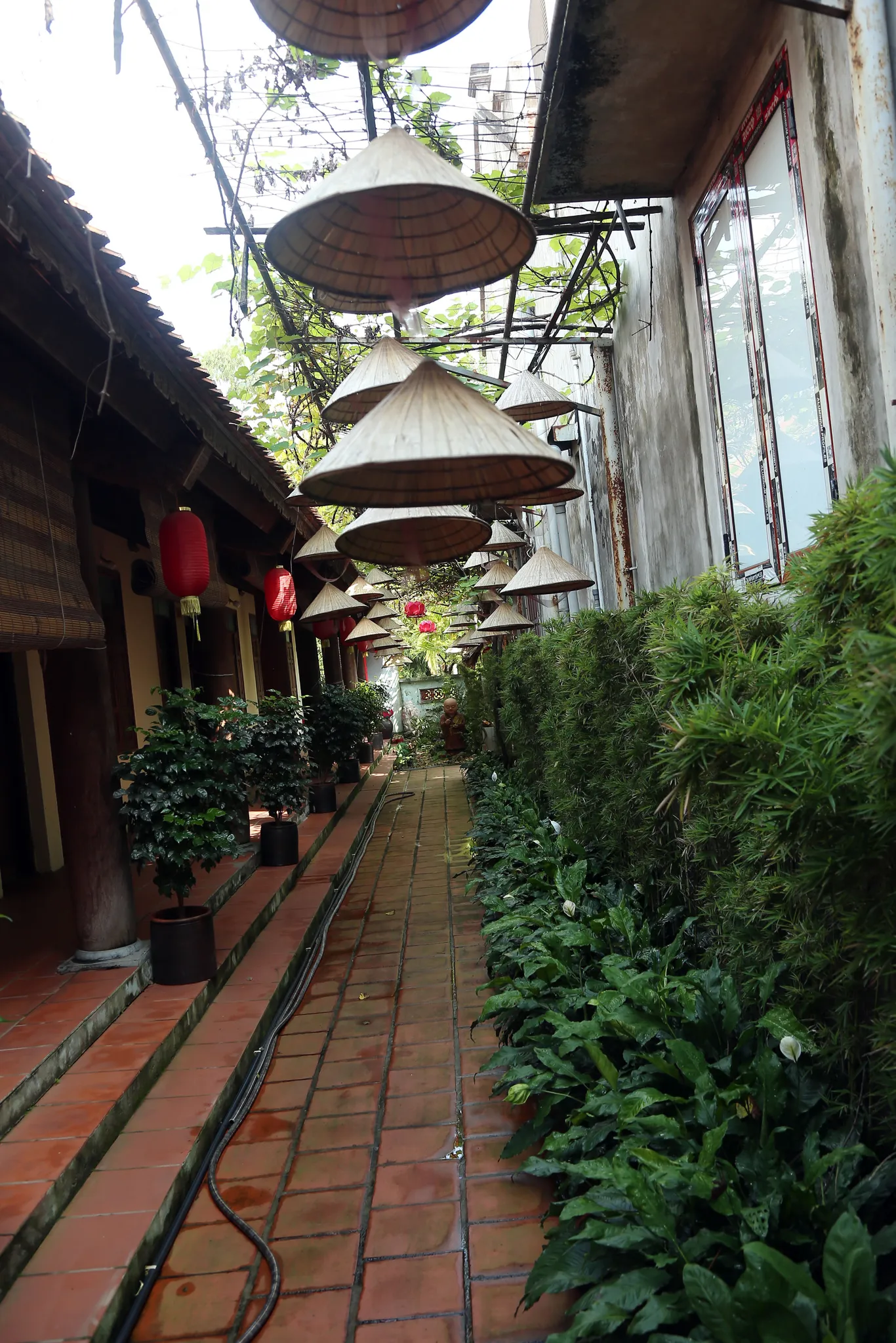 Hành lang khuôn viên chùa Linh Ứng