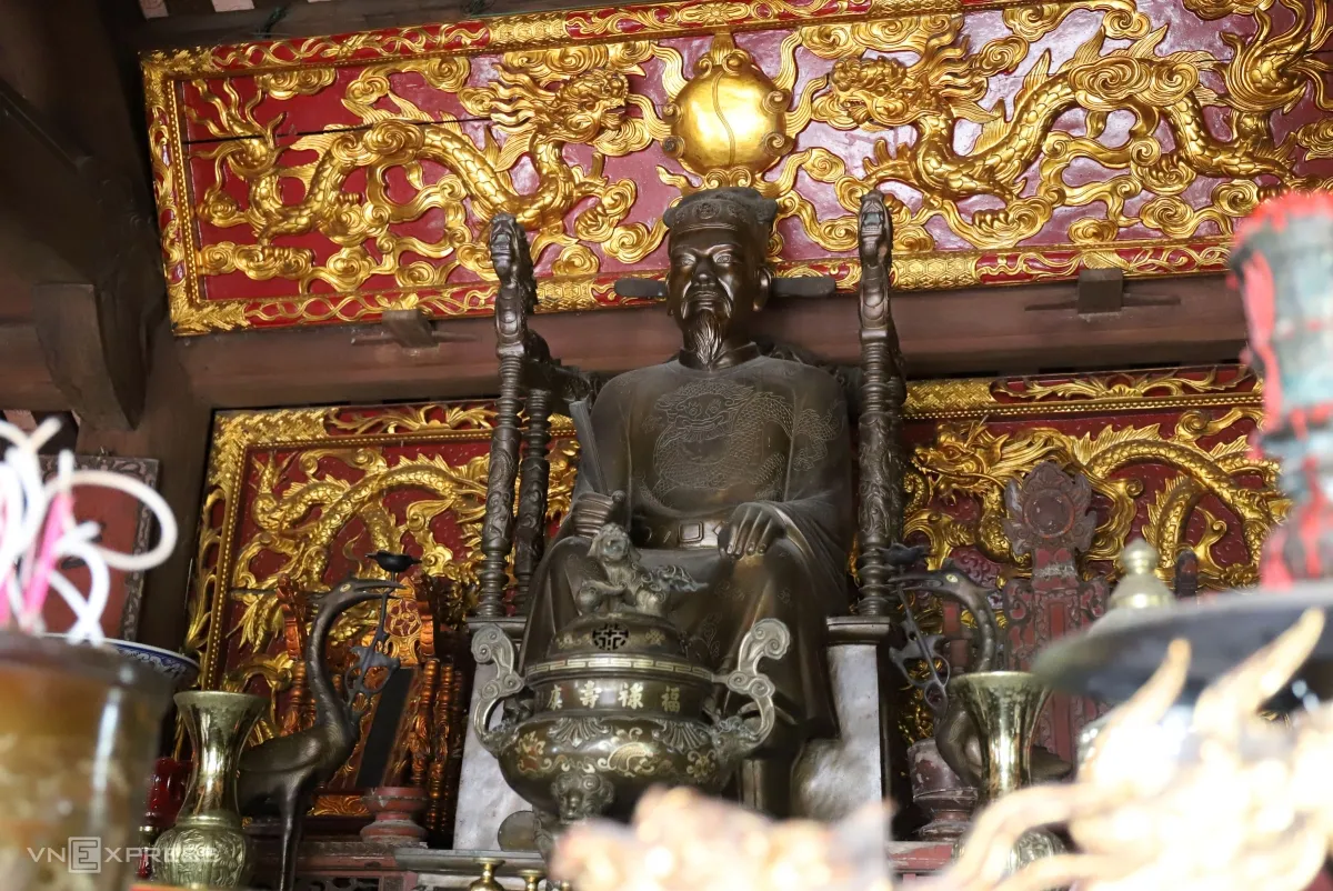 Tượng thờ trong di tích Nhà Thờ Và Mộ Nguyễn Công Trứ
