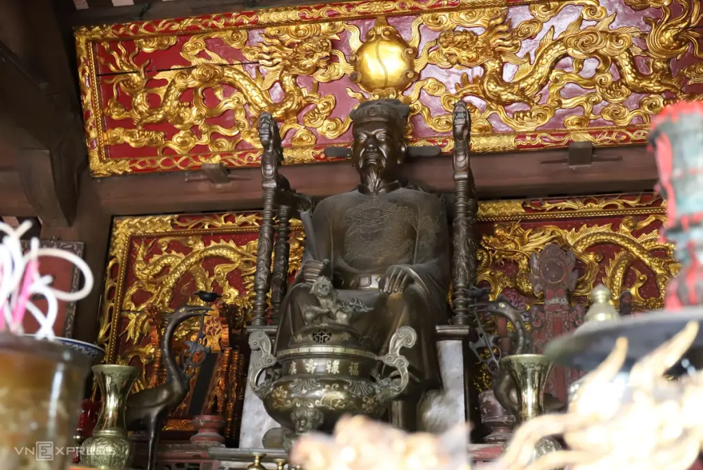 Tượng thờ trong di tích Nhà Thờ Và Mộ Nguyễn Công Trứ