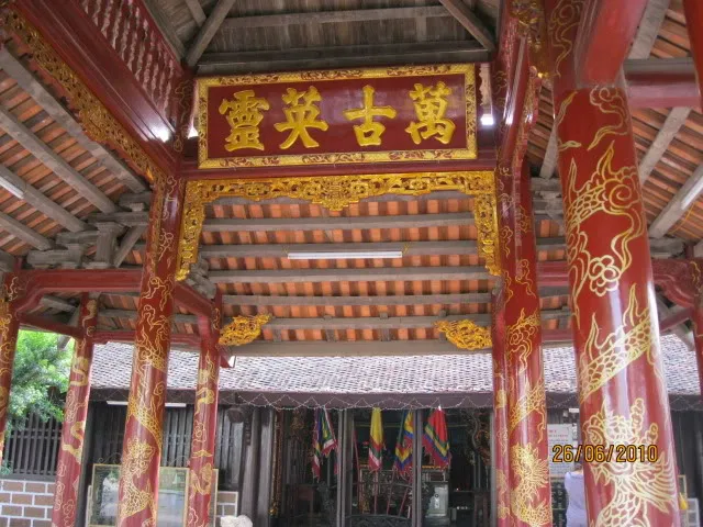 Bức hoành phi bên trong Đình Vòng