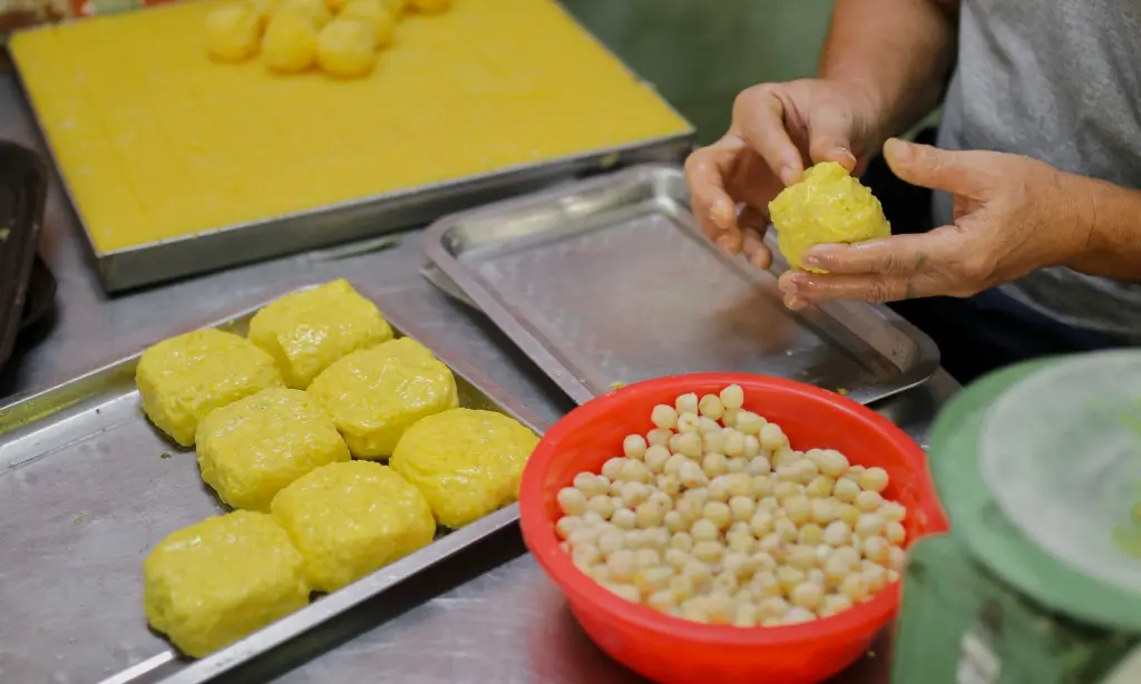 Công đoạn làm nhân bánh phu thê