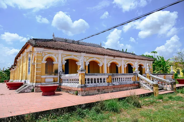 Cảnh quan di tích Nhà Cổ Thanh Phú Long