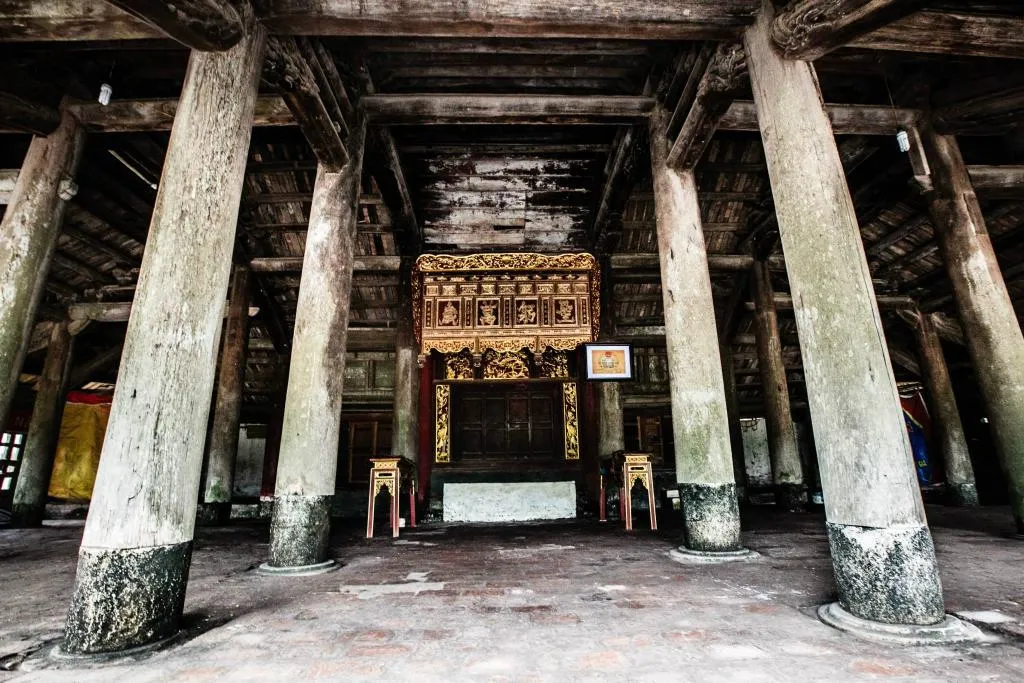 Không gian bên trong Đình Tiền Lệ