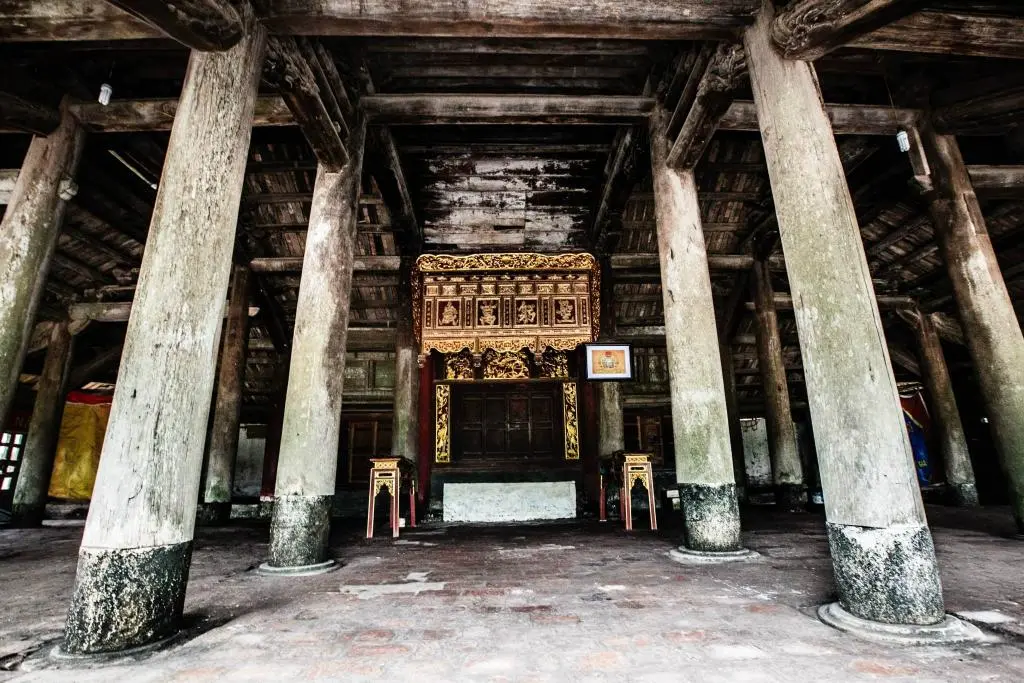 Không gian bên trong Đình Tiền Lệ