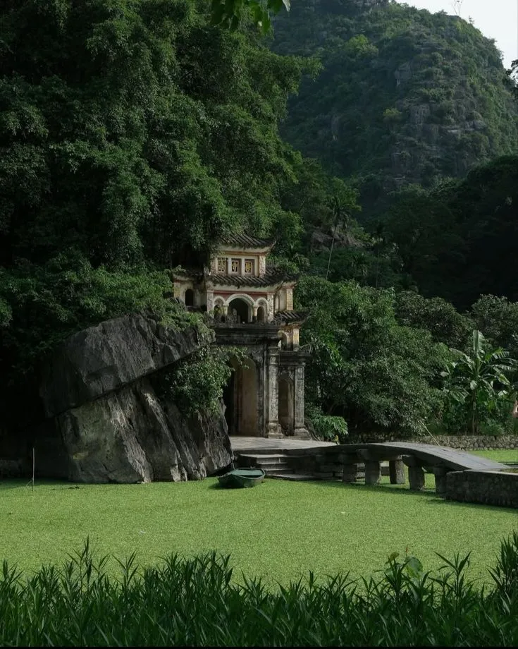 Cổng chùa Bích Động