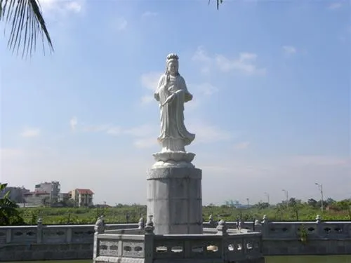 Tượng Quan Thế Âm Bồ Tát trên đài sen tại Chùa Bằng
