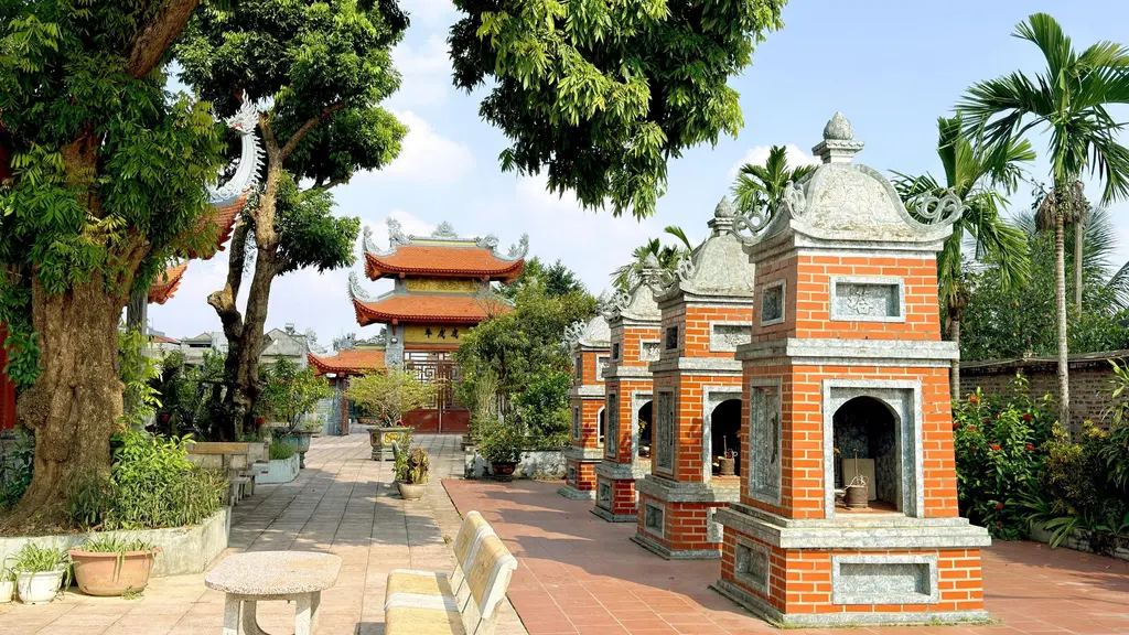 Tháp tổ tại khuôn viên chùa Diên Phúc Tự