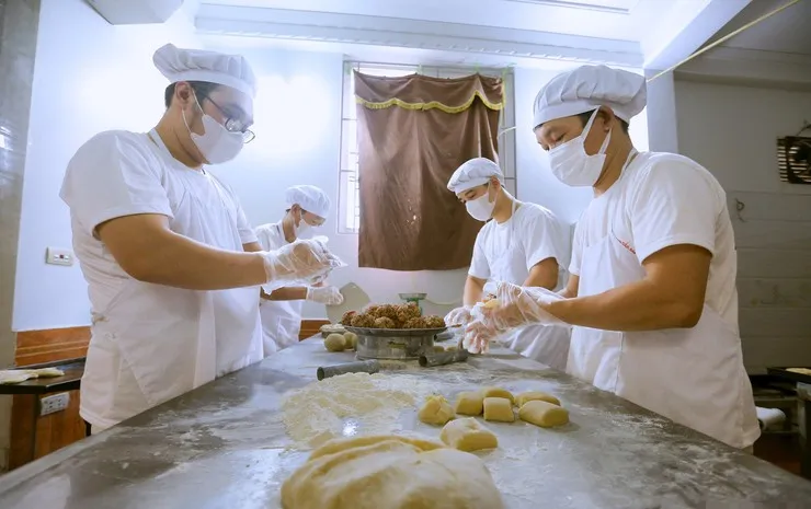 Công đoạn tạo hình bánh trung thu