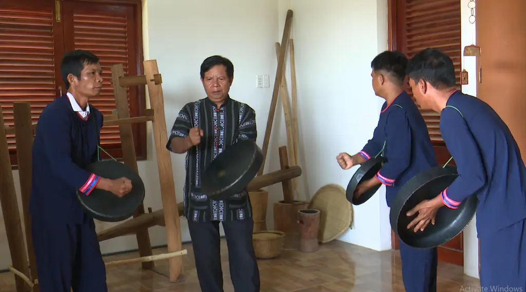 Nghệ nhân ưu tú Tà Thía Banh truyền dạy cho thế hệ trẻ cách đánh mã la