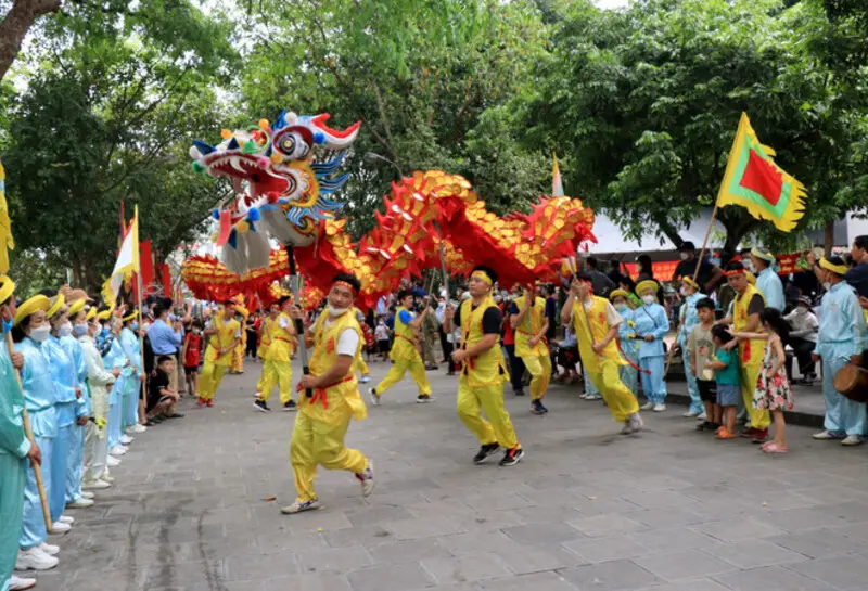 Tiết mục múa rồng mở màn cho Lễ hội Đền Đô