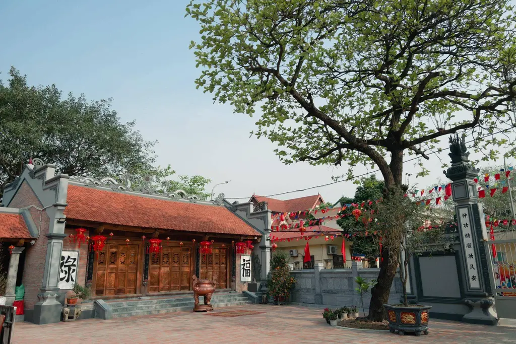 Cảnh quan bên trong di tích Đền Mẫu thôn Quế Dương