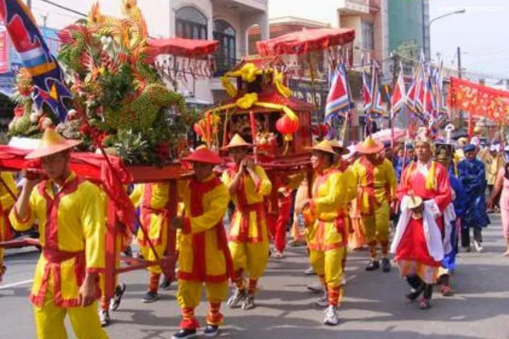 Đoàn rước tại Lễ Kỳ Yên Đình Bình Đông