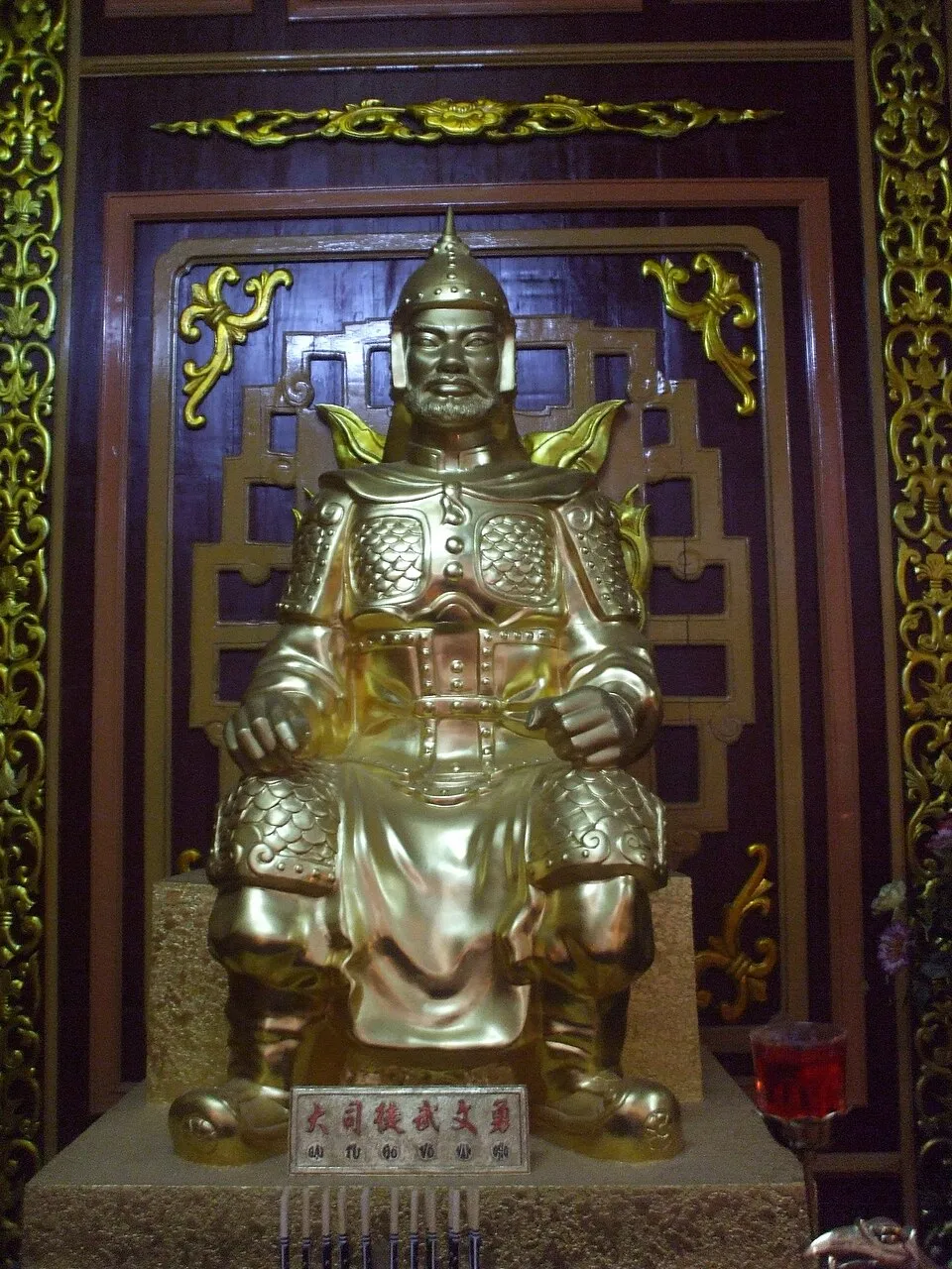 Tượng thờ Đại tư đồ Vũ Văn Dũng trong Điện Tây Sơn
