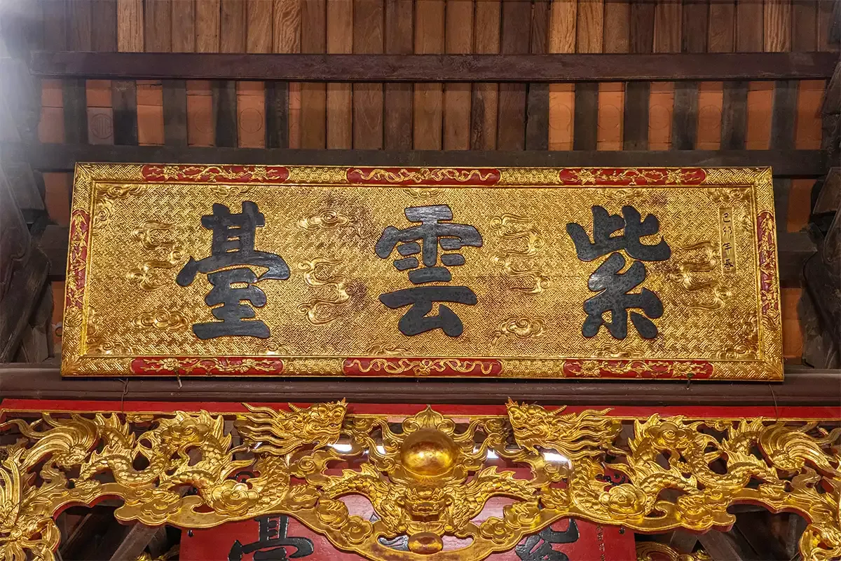 Tên trong Miếu Hai Bà Trưng