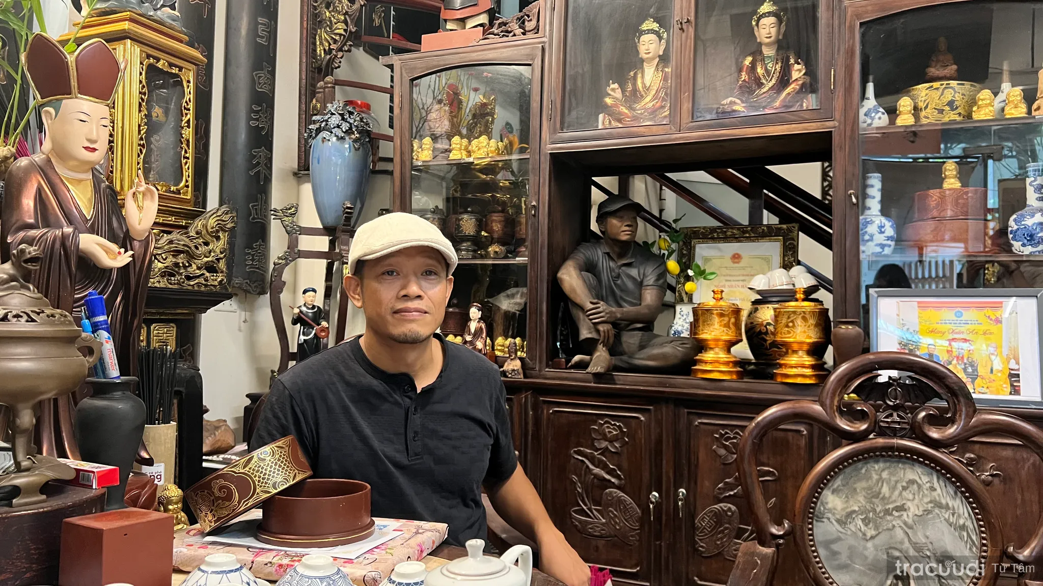 Nghệ nhân Nguyễn Viết Lợi và các sản phẩm trong không gian trưng bày tại gia đình