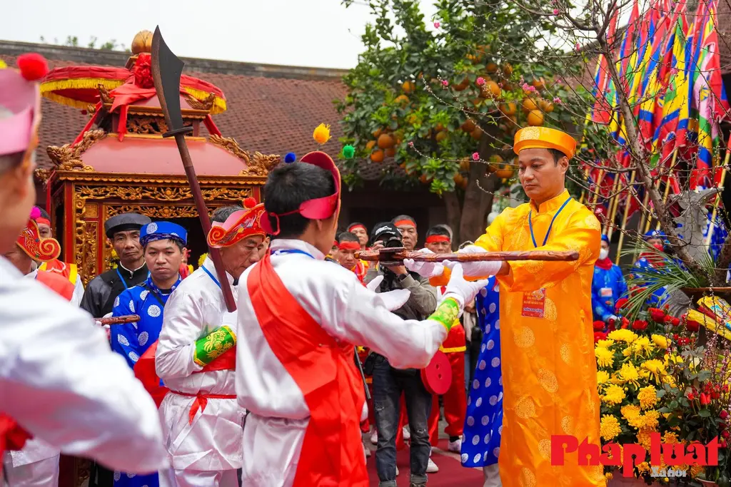 Nghi thức trao gươm thiêng tại Lễ hội Đình Nhật Tân