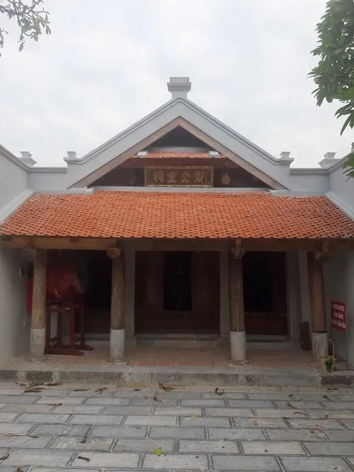 Tam quan Đền Yên Thường