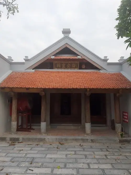 Tam quan Đền Yên Thường