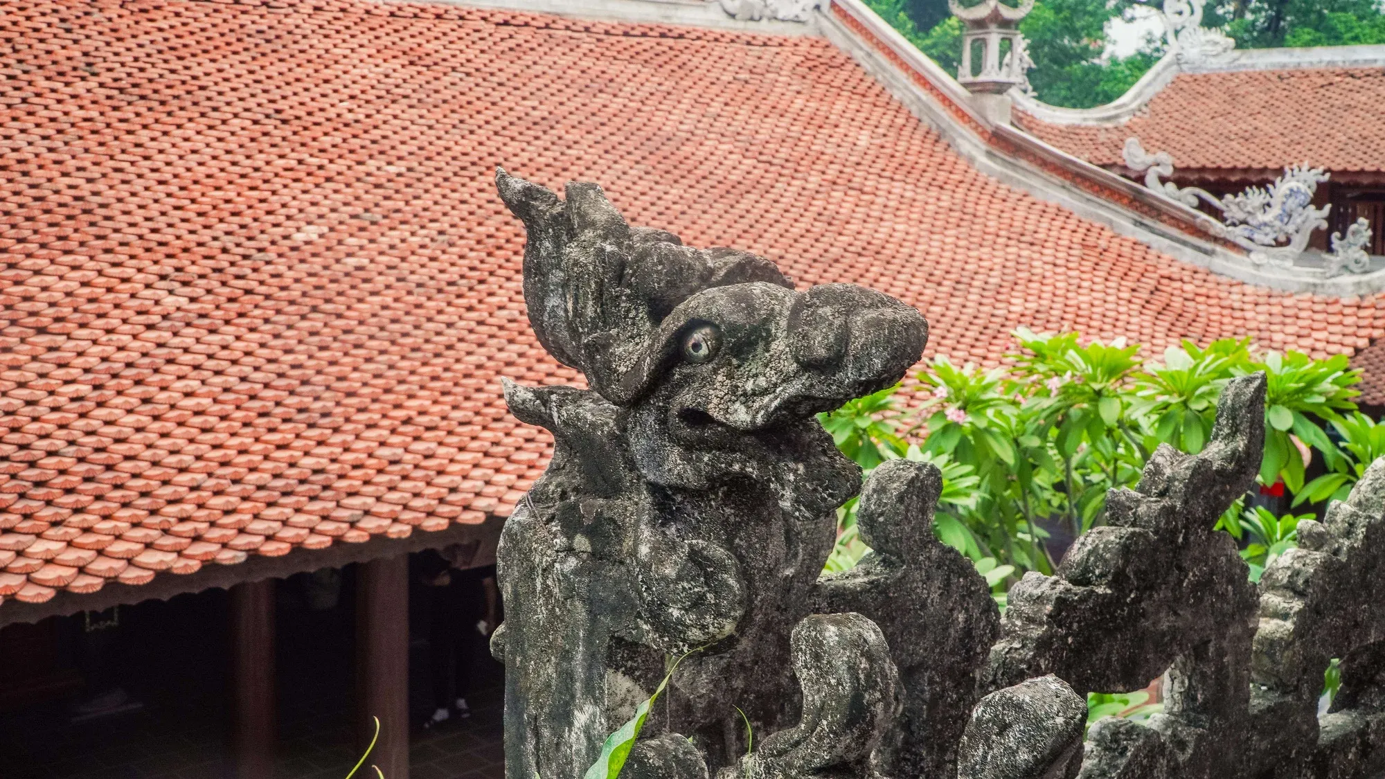 Phù điêu trên mái chùa