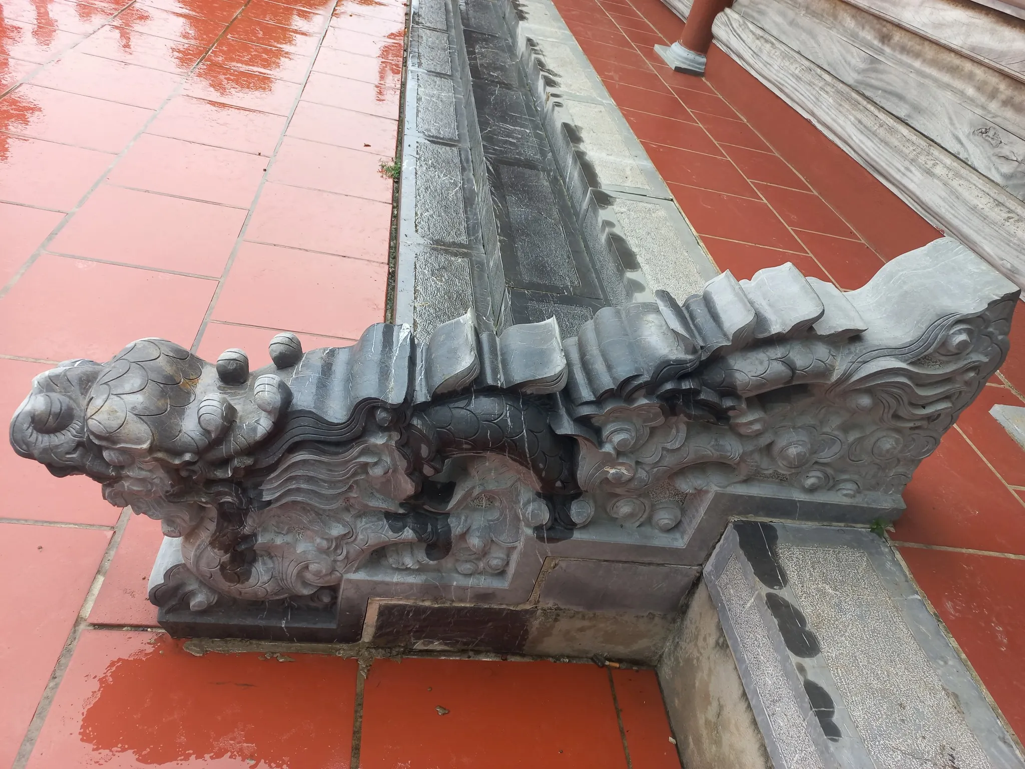 Rồng đá trong Đình Làng Phú Vinh