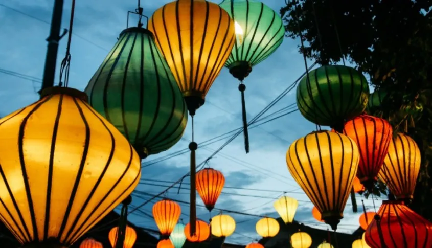 Lồng đèn Hội An được trang trí nhiều nơi trên đường phố