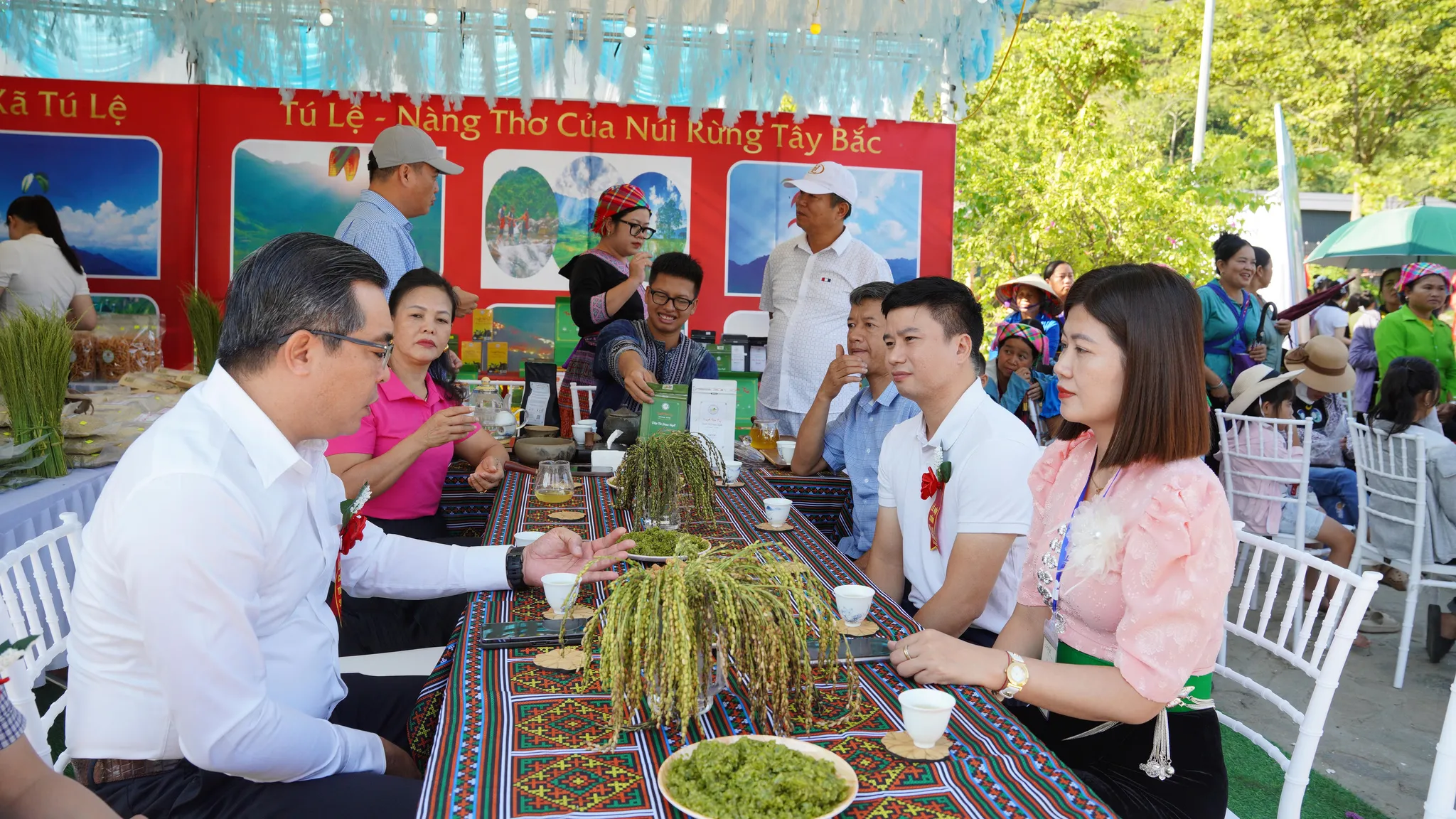 Không gian thưởng thức Cốm Tú Lệ kết hợp với Trà Shan tuyết Suối Giàng tai Lễ hội Cốm