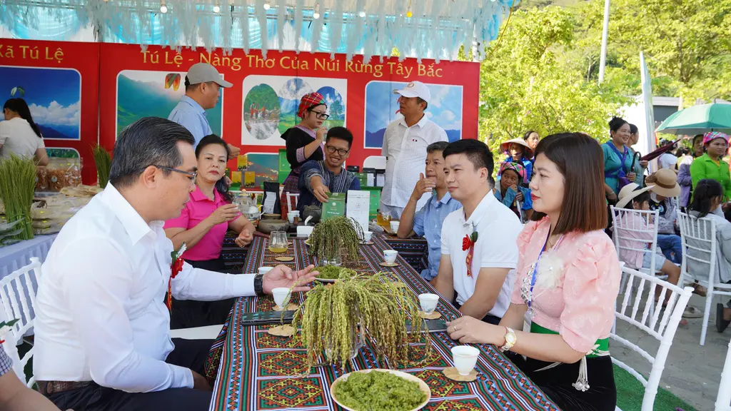 Không gian thưởng thức Cốm Tú Lệ kết hợp với Trà Shan tuyết Suối Giàng tai Lễ hội Cốm