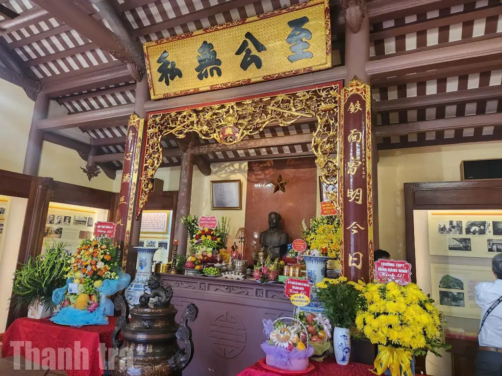 Ban thờ chính trong Khu lưu niệm Trần Đăng Ninh