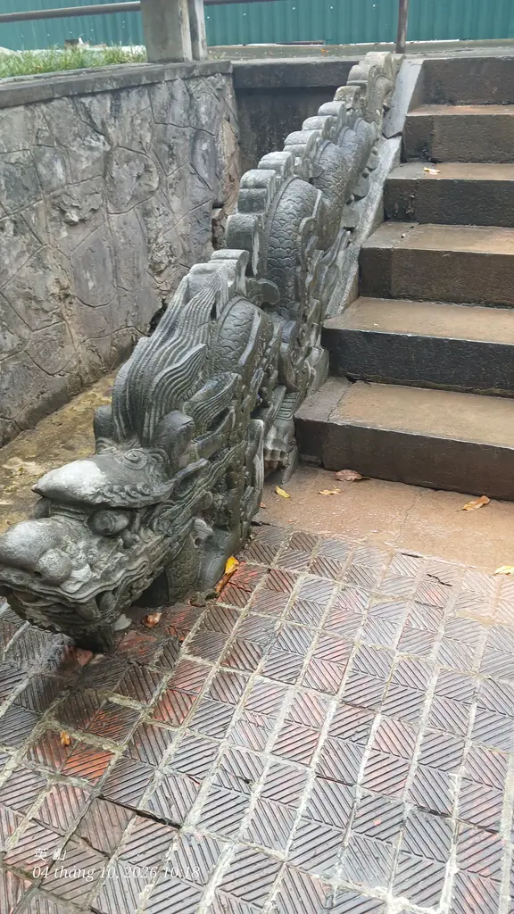 Rồng đá bên phải Thành bậc thềm Điện Kính Thiên, Hoàng Thành Thăng Long