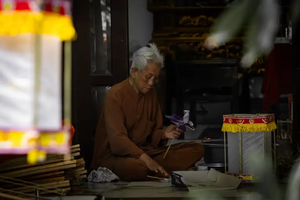 Nghệ nhân Nguyễn Văn Quyền cùng các công đoạn làm đèn