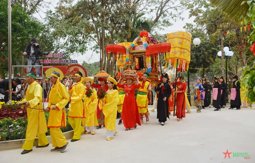 Rước kiệu tại Lễ hội Thành Bản phủ