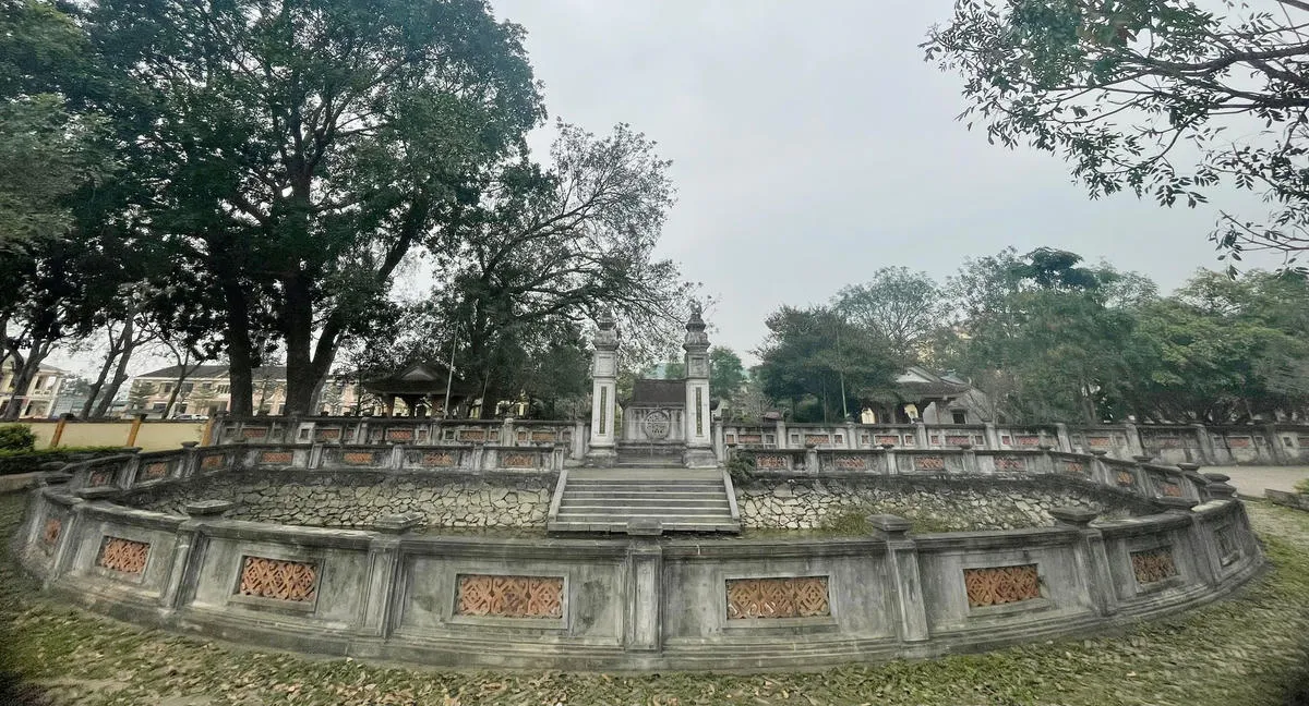 Hồ bán nguyệt phía trước Đền thờ Nguyễn Biểu