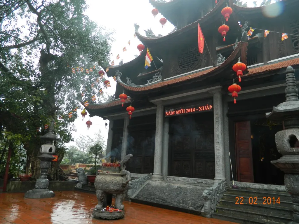 Cảnh quan phía trước Chùa Thành