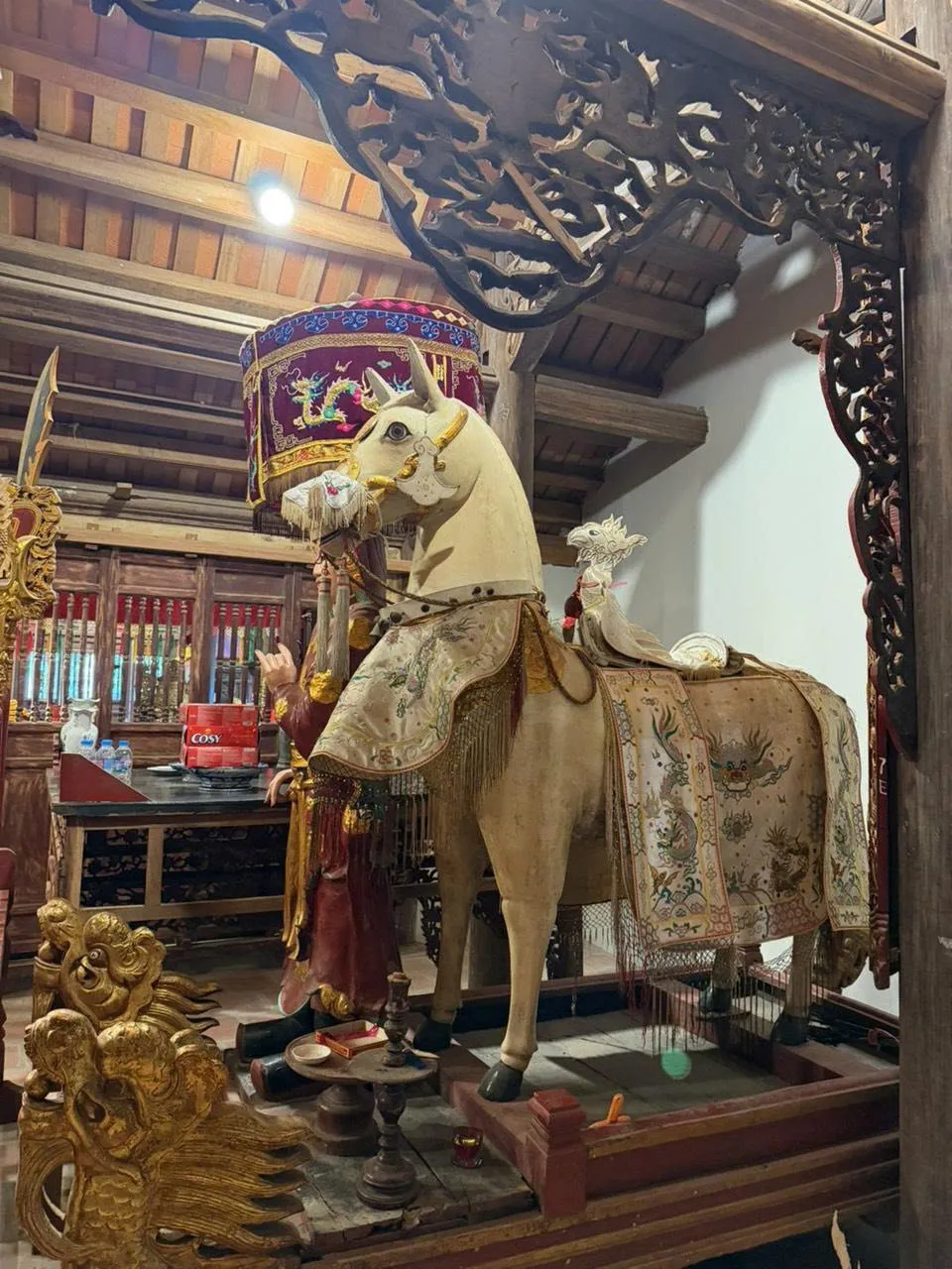 Tượng Ngựa bạch trong đền Thanh Nhàn
