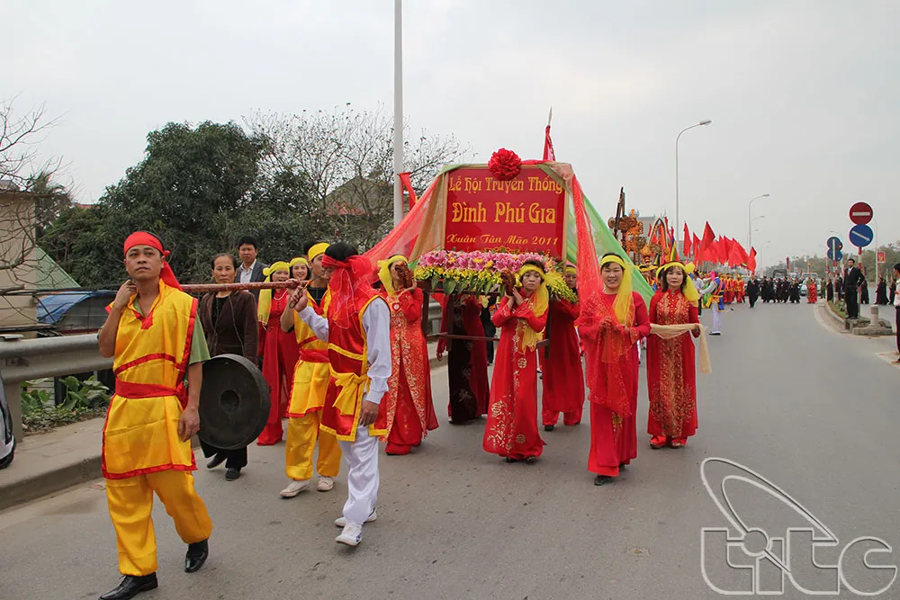 Đoàn rước Hội làng Phú Gia