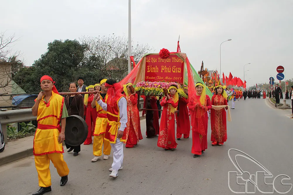 Đoàn rước Hội làng Phú Gia