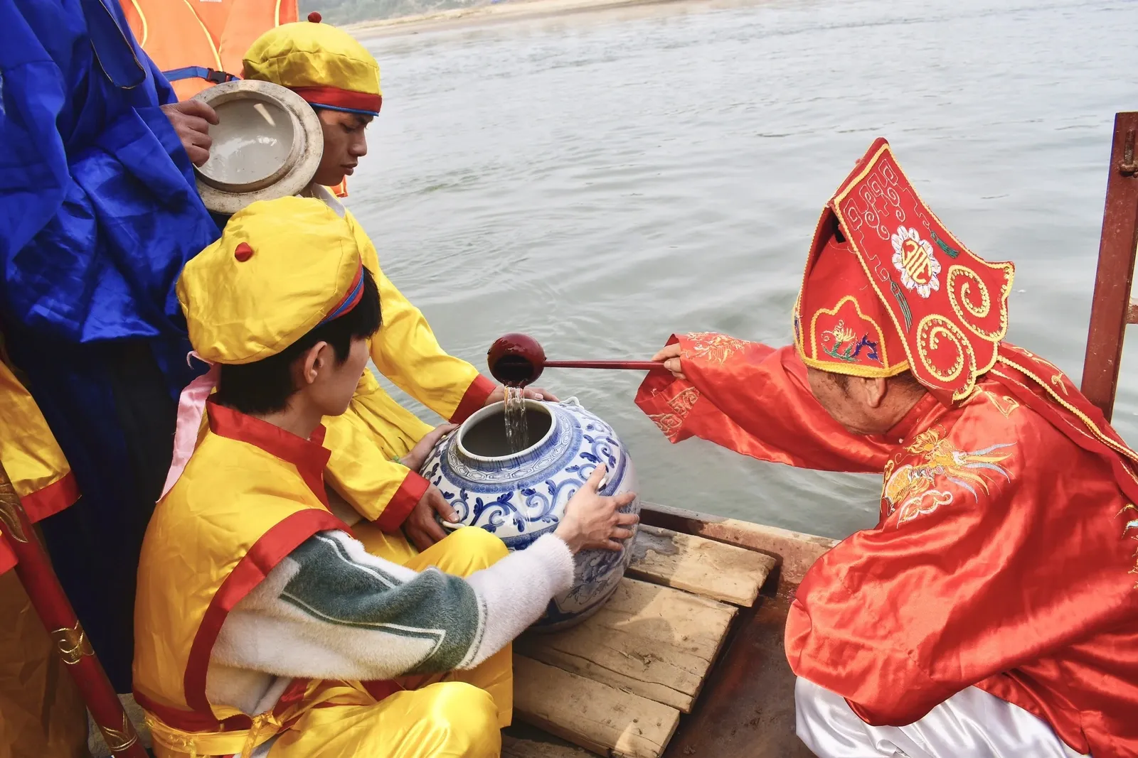 Nước được lấy từ giữa sông Thao trong Lễ hội đền Nghè, đình Đông