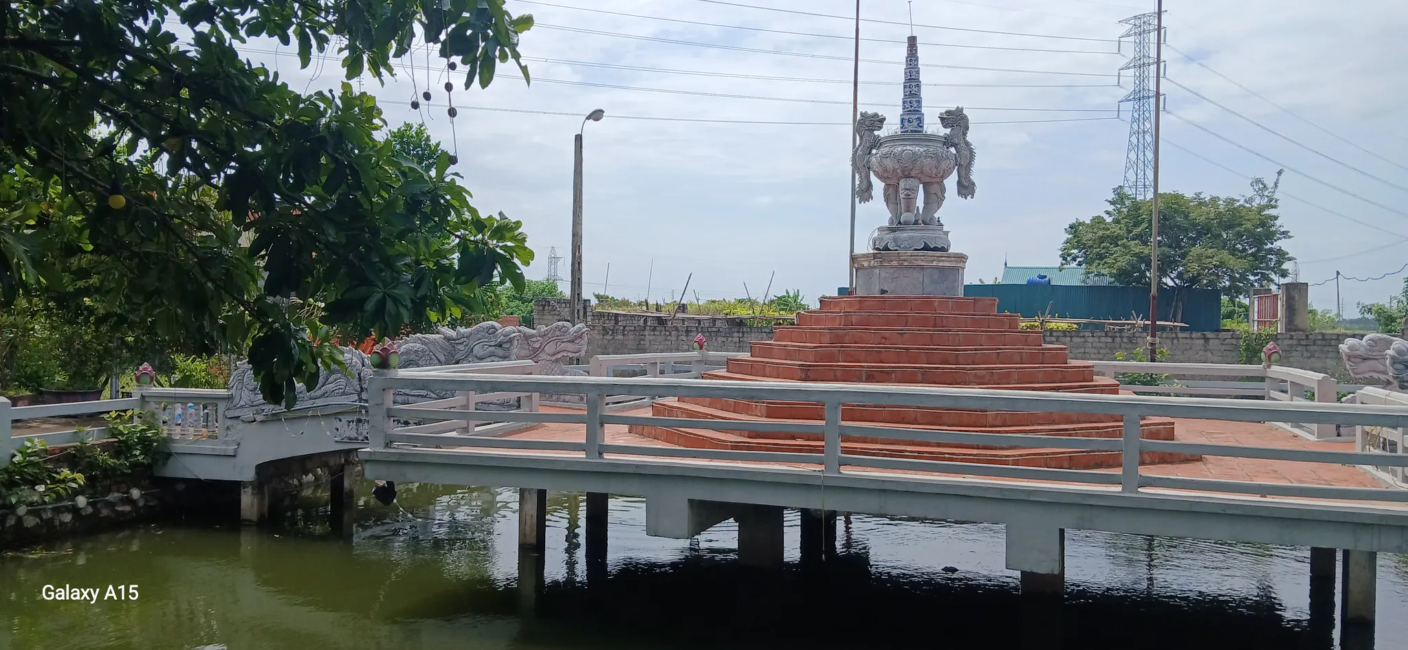 Đài Lư hương trong không gian cảnh quan đình Tràng An