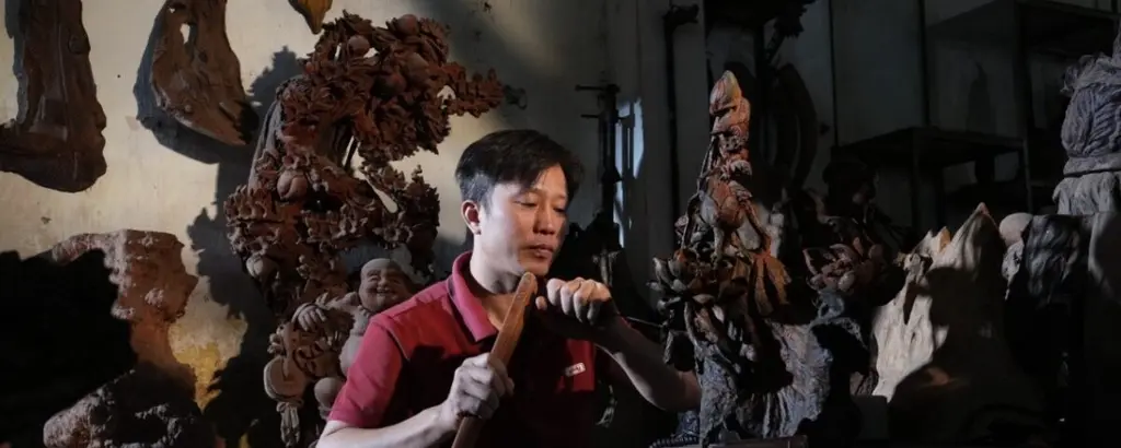 Nghệ nhân Đỗ Văn Cường đang miệt mài bên tác phẩm của mình