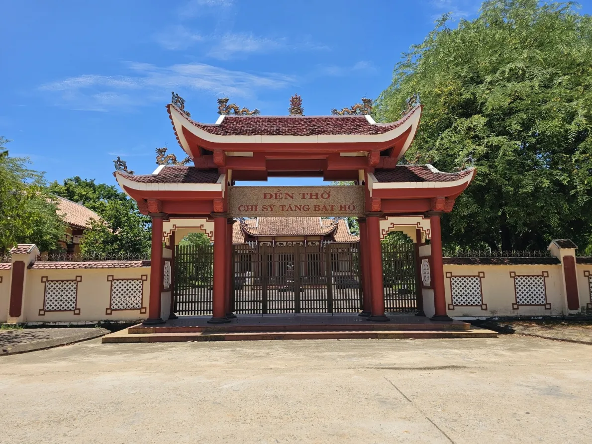 Cổng Đền thờ Tăng Bạt Hổ