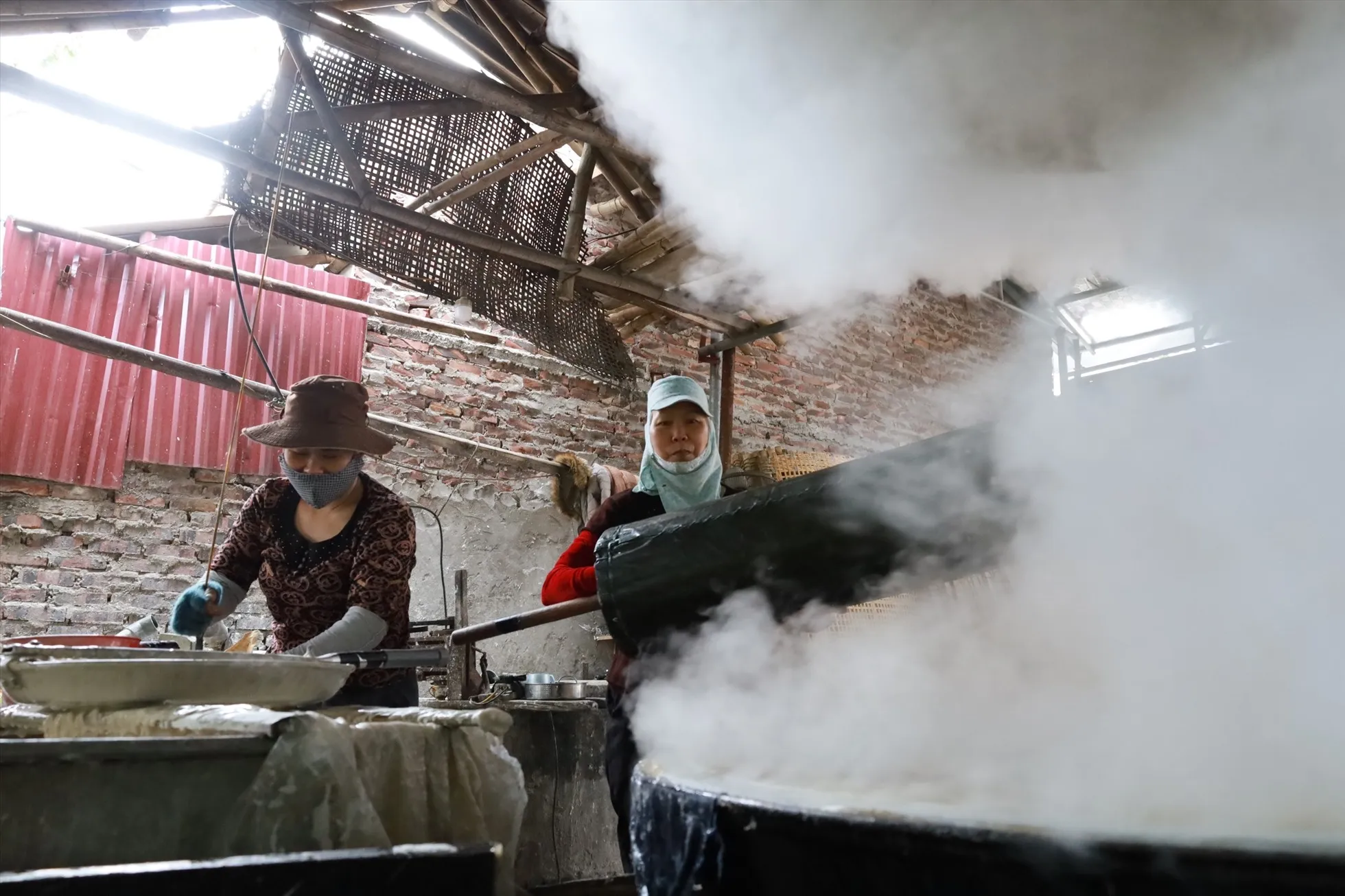 Người người tất bật bên những chảo miến nghi ngút hơi khói trắng tại Làng Miến Cự Đà