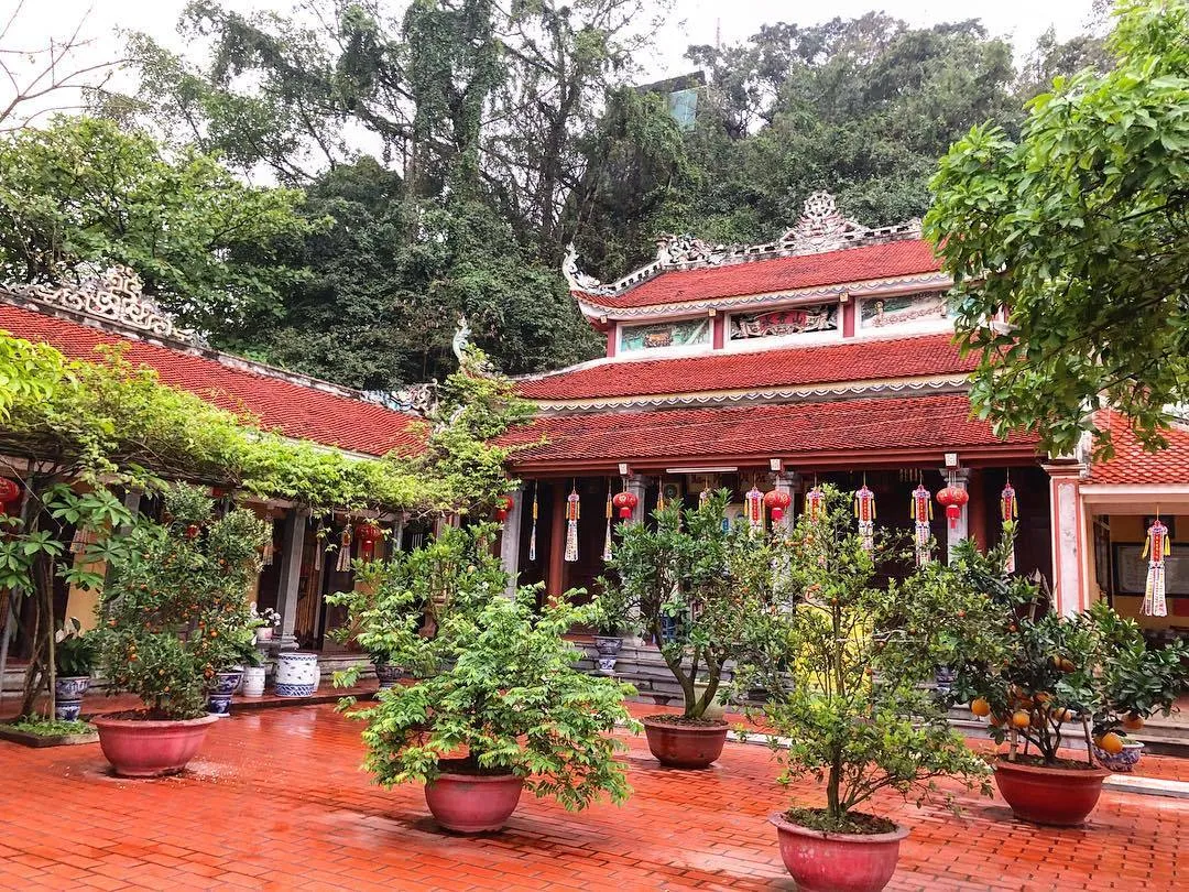 Chùa Non Nước nằm trên núi