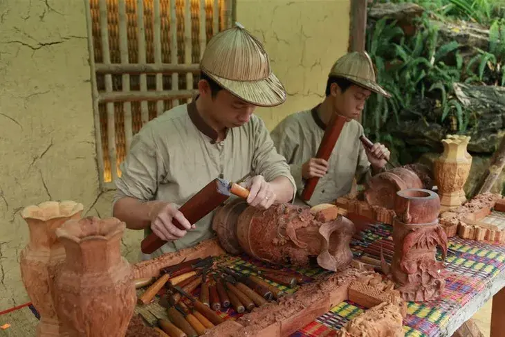 Những người thợ làng nghề mộc Vạn Điểm cần mẫn hoàn thiện sản phẩm