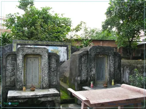 Mộ họ Trịnh trong khuôn viên Mộ Trịnh Hoài Đức