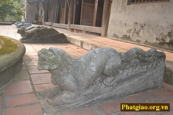 Linh vật sấu đá cổ tại Chùa Sùng Ân