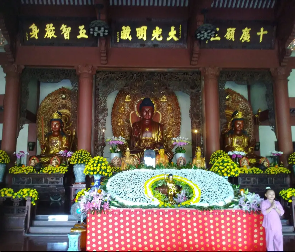 Bên trong Chùa Huệ Nghiêm