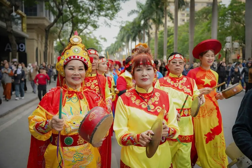 NNƯT Minh Tám (ngoài cùng bên trái) thường xuyên đi diễn trống tại các lễ hội