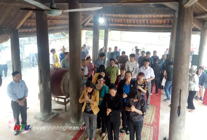 Đông đảo bà con nhân dân địa phương đến thắp hương tại Lễ hội đền Làng Lụi