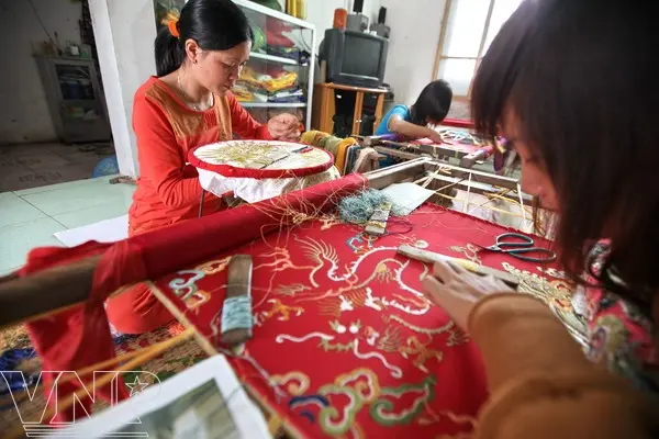 Không khí làm việc cần mẫn của các thợ thêu làng nghề Đông Cứu