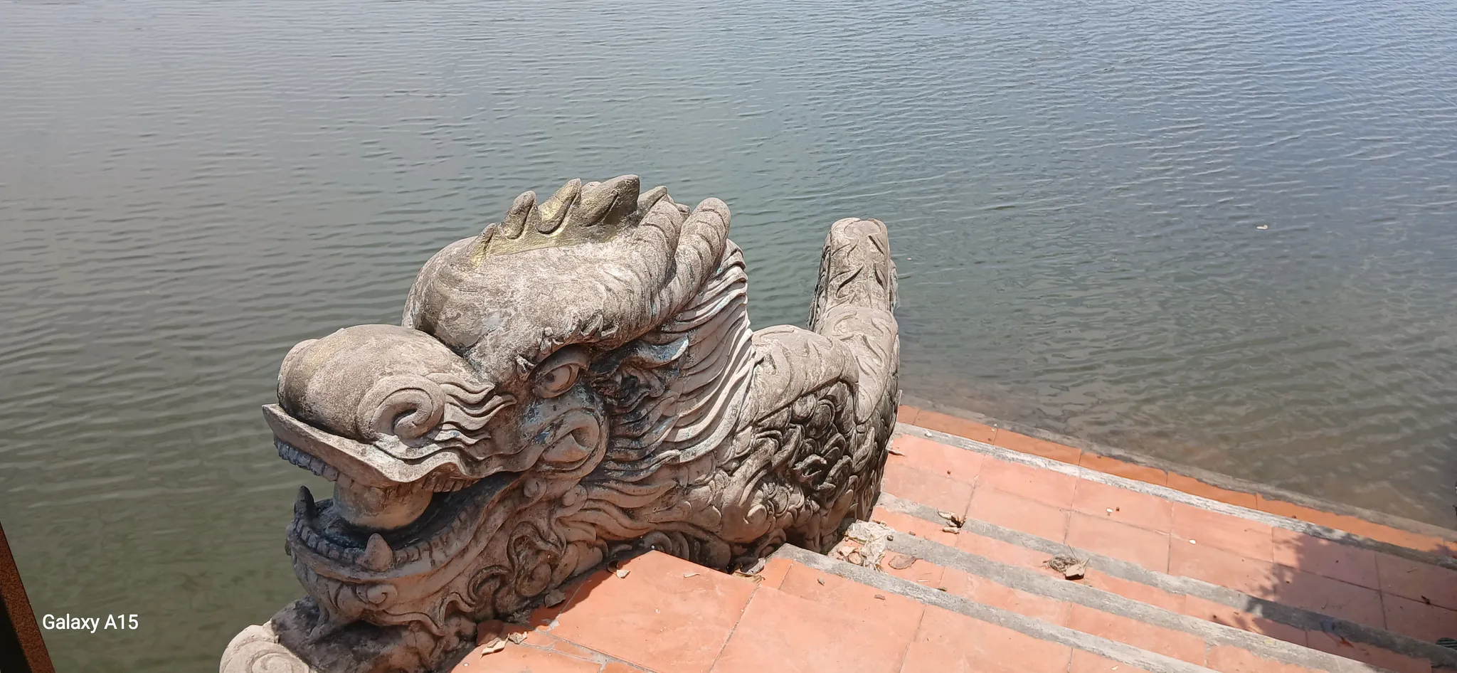Phần đầu rồng ở lối xuống vực Ninh trong không gian di tích đình làng Ninh Sơn